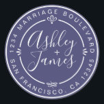 Sticker Rond Rustic Chic Mariage Adresse de retour Marine Blue<br><div class="desc">Chic, moderne et simple mariage fait maison autocollant d'adresse de retour avec vos noms et adresse en blanc élégante calligraphie manuscrite et typographie stylisée sur un arrière - plan bleu marine, orné de lauriers et d'autres détails décoratifs rustiques. Ajoutez simplement votre nom et votre adresse de monogramme conçus exclusivement pour...</div>