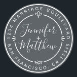 Sticker Rond Rustic Chic Mariage Adresse de retour off-Black<br><div class="desc">Chic, moderne et simple mariage fait maison autocollant d'adresse de retour avec vos noms et adresse en blanc élégante calligraphie manuscrite et typographie stylisée sur un arrière - plan non noir, orné de lauriers et autres détails décoratifs rustiques. Ajoutez simplement votre nom et votre adresse de monogramme conçus exclusivement pour...</div>