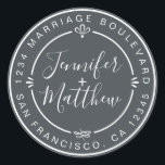 Sticker Rond Rustic Chic Mariage Adresse de retour off-Black<br><div class="desc">Chic, moderne et simple mariage fait maison autocollant d'adresse de retour avec vos noms et adresse en blanc élégante calligraphie manuscrite et typographie stylisée sur un arrière - plan non noir, orné de lauriers et autres détails décoratifs rustiques. Ajoutez simplement votre nom et votre adresse de monogramme conçus exclusivement pour...</div>