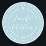 Sticker Rond Rustic Chic Mariage Monogramme Adresse de retour B<br><div class="desc">Chic, moderne et simple mariage fait maison autocollant d'adresse de retour avec vos noms et adresse en blanc élégante calligraphie manuscrite et typographie stylisée sur un arrière - plan bleu brillant, agrémenté de lauriers et autres détails décoratifs rustiques. Ajoutez simplement votre nom et votre adresse de monogramme conçus exclusivement pour...</div>