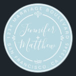 Sticker Rond Rustic Chic Mariage Monogramme Adresse de retour B<br><div class="desc">Chic, moderne et simple mariage fait maison autocollant d'adresse de retour avec vos noms et adresse en blanc élégante calligraphie manuscrite et typographie stylisée sur un arrière - plan bleu brillant, agrémenté de lauriers et autres détails décoratifs rustiques. Ajoutez simplement votre nom et votre adresse de monogramme conçus exclusivement pour...</div>