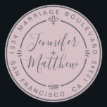 Sticker Rond Rustic Chic Mariage Monogramme Adresse de retour P<br><div class="desc">Chic, moderne et simple mariage fait maison autocollant d'adresse de retour avec vos noms et adresse en noir élégant script calligraphie et typographie stylisée sur un arrière - plan pastel violet, embellie de lauriers et autres détails décoratifs rustiques. Ajoutez simplement votre nom et votre adresse de monogramme conçus exclusivement pour...</div>