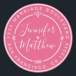 Sticker Rond Rustic Chic Mariage Monogramme Adresse de retour R<br><div class="desc">Chic, moderne et simple mariage fait maison autocollant d'adresse de retour avec vos noms et adresse en blanc élégante calligraphie manuscrite et typographie stylisée sur un arrière - plan rose chaud, orné de lauriers et d'autres détails décoratifs rustiques. Ajoutez simplement votre nom et votre adresse de monogramme conçus exclusivement pour...</div>
