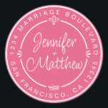 Sticker Rond Rustic Chic Mariage Monogramme Adresse de retour R<br><div class="desc">Chic, moderne et simple mariage fait maison autocollant d'adresse de retour avec vos noms et adresse en blanc élégante calligraphie manuscrite et typographie stylisée sur un arrière - plan rose chaud, orné de lauriers et d'autres détails décoratifs rustiques. Ajoutez simplement votre nom et votre adresse de monogramme conçus exclusivement pour...</div>