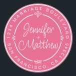 Sticker Rond Rustic Chic Mariage Monogramme Adresse de retour R<br><div class="desc">Chic, moderne et simple mariage fait maison autocollant d'adresse de retour avec vos noms et adresse en blanc élégante calligraphie manuscrite et typographie stylisée sur un arrière - plan rose chaud, orné de lauriers et d'autres détails décoratifs rustiques. Ajoutez simplement votre nom et votre adresse de monogramme conçus exclusivement pour...</div>