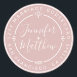 Sticker Rond Rustic Chic Mariage Monogramme Adresse de retour R<br><div class="desc">Chic, moderne et simple mariage fait maison autocollant d'adresse de retour avec vos noms et adresse en blanc élégante calligraphie manuscrite et typographie stylisée sur un arrière - plan rose argent, orné de lauriers et autres détails décoratifs rustiques. Ajoutez simplement votre nom et votre adresse de monogramme conçus exclusivement pour...</div>