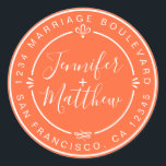 Sticker Rond Rustic Chic Mariage Monogramme Retourner Adresse O<br><div class="desc">Chic, moderne et simple mariage fait maison autocollant d'adresse de retour avec vos noms et adresse en blanc élégante calligraphie manuscrite et typographie stylisée sur un arrière - plan orange, orné de lauriers et d'autres détails décoratifs rustiques. Ajoutez simplement votre nom et votre adresse de monogramme conçus exclusivement pour vous...</div>