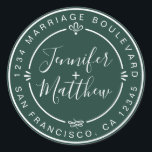 Sticker Rond Rustic Chic Mariage Retour Adresse Dark Green<br><div class="desc">Chic, moderne et simple mariage fait maison autocollant d'adresse de retour avec vos noms et adresse en blanc élégante calligraphie manuscrite et typographie stylisée sur un arrière - plan vert foncé, agrémenté de lauriers et autres détails décoratifs rustiques. Ajoutez simplement votre nom et votre adresse de monogramme conçus exclusivement pour...</div>
