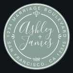 Sticker Rond Rustic Chic Mariage Retour Adresse Dusty Green<br><div class="desc">Chic, moderne et simple mariage fait maison autocollant d'adresse de retour avec vos noms et adresse en blanc élégante calligraphie manuscrite et typographie stylisée sur un arrière - plan vert poussiéreux, agrémenté de lauriers et autres détails décoratifs rustiques. Ajoutez simplement votre nom et votre adresse de monogramme conçus exclusivement pour...</div>