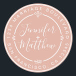 Sticker Rond Rustic Chic Mariage Retour Adresse Dusty Pink<br><div class="desc">Chic, moderne et simple mariage fait maison autocollant d'adresse de retour avec vos noms et adresse en blanc élégante calligraphie manuscrite et typographie stylisée sur un arrière - plan rose poussiéreux, agrémenté de lauriers et autres détails décoratifs rustiques. Ajoutez simplement votre nom et votre adresse de monogramme conçus exclusivement pour...</div>