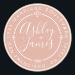 Sticker Rond Rustic Chic Mariage Retour Adresse Dusty Pink<br><div class="desc">Chic, moderne et simple mariage fait maison autocollant d'adresse de retour avec vos noms et adresse en blanc élégante calligraphie manuscrite et typographie stylisée sur un arrière - plan rose poussiéreux, agrémenté de lauriers et autres détails décoratifs rustiques. Ajoutez simplement votre nom et votre adresse de monogramme conçus exclusivement pour...</div>
