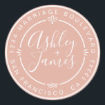 Sticker Rond Rustic Chic Mariage Retour Adresse Dusty Pink<br><div class="desc">Chic, moderne et simple mariage fait maison autocollant d'adresse de retour avec vos noms et adresse en blanc élégante calligraphie manuscrite et typographie stylisée sur un arrière - plan rose poussiéreux, agrémenté de lauriers et autres détails décoratifs rustiques. Ajoutez simplement votre nom et votre adresse de monogramme conçus exclusivement pour...</div>