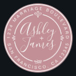 Sticker Rond Rustic Chic Mariage Retour Adresse Dusty Rose<br><div class="desc">Chic, moderne et simple mariage fait maison autocollant d'adresse de retour avec vos noms et adresse en blanc élégante calligraphie manuscrite et typographie stylisée sur un arrière - plan rose poussiéreux, orné de lauriers et autres détails décoratifs rustiques. Ajoutez simplement votre nom et votre adresse de monogramme conçus exclusivement pour...</div>