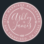 Sticker Rond Rustic Chic Mariage Retour Adresse Dusty Rose<br><div class="desc">Chic, moderne et simple mariage fait maison autocollant d'adresse de retour avec vos noms et adresse en blanc élégante calligraphie manuscrite et typographie stylisée sur un arrière - plan rose poussiéreux, orné de lauriers et autres détails décoratifs rustiques. Ajoutez simplement votre nom et votre adresse de monogramme conçus exclusivement pour...</div>