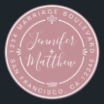 Sticker Rond Rustic Chic Mariage Retour Adresse Dusty Rose Clas<br><div class="desc">Chic, moderne et simple mariage fait maison autocollant d'adresse de retour avec vos noms et adresse en blanc élégante calligraphie manuscrite et typographie stylisée sur un arrière - plan rose poussiéreux, orné de lauriers et autres détails décoratifs rustiques. Ajoutez simplement votre nom et votre adresse de monogramme conçus exclusivement pour...</div>