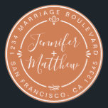 Sticker Rond Rustic Chic Monogram Adresse de retour Burange Ora<br><div class="desc">Chic, moderne et simple mariage fait maison autocollant d'adresse de retour avec vos noms et adresse en blanc élégante calligraphie manuscrite et typographie stylisée sur un arrière - plan orange brûlé, orné de lauriers et d'autres détails décoratifs rustiques. Ajoutez simplement votre nom et votre adresse de monogramme conçus exclusivement pour...</div>
