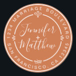 Sticker Rond Rustic Chic Monogram Adresse de retour Burange Ora<br><div class="desc">Chic, moderne et simple mariage fait maison autocollant d'adresse de retour avec vos noms et adresse en blanc élégante calligraphie manuscrite et typographie stylisée sur un arrière - plan orange brûlé, orné de lauriers et d'autres détails décoratifs rustiques. Ajoutez simplement votre nom et votre adresse de monogramme conçus exclusivement pour...</div>