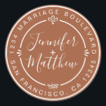Sticker Rond Rustic Chic Monogramme Adresse de retour TerraCott<br><div class="desc">Chic, moderne et simple mariage fait maison autocollant d'adresse de retour avec vos noms et adresse en blanc élégante calligraphie manuscrite et typographie stylisée sur un arrière - plan en terre cuite, orné de lauriers et autres détails décoratifs rustiques. Ajoutez simplement votre nom et votre adresse de monogramme conçus exclusivement...</div>