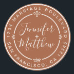 Sticker Rond Rustic Chic Monogramme Adresse de retour TerraCott<br><div class="desc">Chic, moderne et simple mariage fait maison autocollant d'adresse de retour avec vos noms et adresse en blanc élégante calligraphie manuscrite et typographie stylisée sur un arrière - plan en terre cuite, orné de lauriers et autres détails décoratifs rustiques. Ajoutez simplement votre nom et votre adresse de monogramme conçus exclusivement...</div>