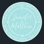 Sticker Rond Rustic Chic Monogrammes Noms Retourner Adresse Ble<br><div class="desc">Chic, moderne et simple mariage fait maison autocollant d'adresse de retour avec vos noms et adresse en blanc élégante calligraphie manuscrite et typographie stylisée sur un arrière - plan bleu turquoise, agrémenté de lauriers et autres détails décoratifs rustiques. Ajoutez simplement votre nom et votre adresse de monogramme conçus exclusivement pour...</div>