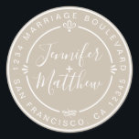 Sticker Rond Rustic Chic Monogrammes Noms Retourner Adresse Gre<br><div class="desc">Chic, moderne et simple mariage fait maison autocollant d'adresse de retour avec vos noms et adresse en blanc élégante calligraphie manuscrite et typographie stylisée sur un arrière - plan gris shiitake, agrémenté de lauriers et autres détails décoratifs rustiques. Ajoutez simplement votre nom et votre adresse de monogramme conçus exclusivement pour...</div>