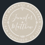 Sticker Rond Rustic Chic Monogrammes Noms Retourner Adresse Gre<br><div class="desc">Chic, moderne et simple mariage fait maison autocollant d'adresse de retour avec vos noms et adresse en blanc élégante calligraphie manuscrite et typographie stylisée sur un arrière - plan gris shiitake, agrémenté de lauriers et autres détails décoratifs rustiques. Ajoutez simplement votre nom et votre adresse de monogramme conçus exclusivement pour...</div>