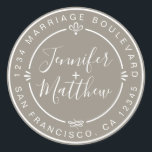 Sticker Rond Rustic Chic Monogrammes Noms Retourner Adresse Gre<br><div class="desc">Un autocollant d'adresse de retour chic, moderne et simple fait maison mariage avec vos noms et adresse en blanc élégant manuscrit calligraphie et typographie stylisée sur un arrière - plan tressé gris laine, agrémenté de lauriers et autres détails décoratifs rustiques. Ajoutez simplement votre nom et votre adresse de monogramme conçus...</div>