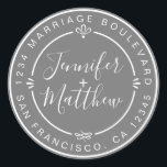 Sticker Rond Rustic Chic Monogrammes Noms Retourner Adresse Gre<br><div class="desc">Chic, moderne et simple mariage fait maison autocollant d'adresse de retour avec vos noms et adresse en blanc élégante calligraphie manuscrite et typographie stylisée sur un arrière - plan gris foncé, agrémenté de lauriers et autres détails décoratifs rustiques. Ajoutez simplement votre nom et votre adresse de monogramme conçus exclusivement pour...</div>