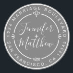 Sticker Rond Rustic Chic Monogrammes Noms Retourner Adresse Gre<br><div class="desc">Chic, moderne et simple mariage fait maison autocollant d'adresse de retour avec vos noms et adresse en blanc élégante calligraphie manuscrite et typographie stylisée sur un arrière - plan gris foncé, agrémenté de lauriers et autres détails décoratifs rustiques. Ajoutez simplement votre nom et votre adresse de monogramme conçus exclusivement pour...</div>