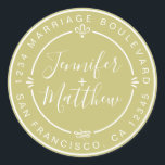 Sticker Rond Rustic Chic Noms Monogramme Retourner Adresse Vert<br><div class="desc">Chic, moderne et simple mariage fait maison autocollant d'adresse de retour avec vos noms et adresse en blanc élégante calligraphie manuscrite et typographie stylisée sur un arrière - plan vert lin, orné de lauriers et d'autres détails décoratifs rustiques. Ajoutez simplement votre nom et votre adresse de monogramme conçus exclusivement pour...</div>
