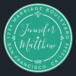 Sticker Rond Rustic Chic Noms Monogramme Retourner Adresse Vert<br><div class="desc">Chic, moderne et simple mariage fait maison autocollant d'adresse de retour avec vos noms et adresse en blanc élégante calligraphie manuscrite et typographie stylisée sur un arrière - plan vert émeraude, agrémenté de lauriers et autres détails décoratifs rustiques. Ajoutez simplement votre nom et votre adresse de monogramme conçus exclusivement pour...</div>