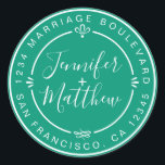 Sticker Rond Rustic Chic Noms Monogramme Retourner Adresse Vert<br><div class="desc">Chic, moderne et simple mariage fait maison autocollant d'adresse de retour avec vos noms et adresse en blanc élégante calligraphie manuscrite et typographie stylisée sur un arrière - plan vert émeraude, agrémenté de lauriers et autres détails décoratifs rustiques. Ajoutez simplement votre nom et votre adresse de monogramme conçus exclusivement pour...</div>