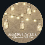 Sticker Rond Rustic Country Burlap Mason Jar Mariage Faveurs<br><div class="desc">Rustic Country Burlap Mason Jar Wedding Wedding Favors - utilisez ces autocollants pour habiller les enveloppes sur les faveurs pour les invités ou ce que vous voulez. Comprend un arrière - plan rustique de burlap avec des lampes à cordes et des jarres de mason éclairées.</div>