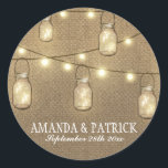 Sticker Rond Rustic Country Burlap Mason Jar Mariage Faveurs<br><div class="desc">Rustic Country Burlap Mason Jar Wedding Wedding Favors - utilisez ces autocollants pour habiller les enveloppes sur les faveurs pour les invités ou ce que vous voulez. Comprend un arrière - plan rustique de burlap avec des lampes à cordes et des jarres de mason éclairées.</div>