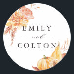 Sticker Rond Rustic Fall Gold Floral Citrouille Mariage<br><div class="desc">Cet autocollant mariage présente des fleurs d'aquarelle rustique et des citrouilles en orange brûlé,  or,  terre cuite,  bordeaux,  broussailleux avec l'herbe pampa beige et marron. Pour une personnalisation plus avancée de cette conception,  cliquez sur le lien "customiser plus loin". Des articles correspondants sont également disponibles.</div>