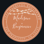Sticker Rond Rustic Lights Burange Orange Mariage Adresse de re<br><div class="desc">Mariage moderne et chic, le nom d'adresse de retour avec vos noms en blanc élégant script manuscrit sur un arrière - plan orange brûlé avec une touche élégante de lampes à cordes rustiques de fées. Ajoutez simplement vos noms et votre adresse. Conçu exclusivement pour vous par Happy Dolphin Studio. Si...</div>