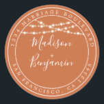 Sticker Rond Rustic Lights Burange Orange Mariage Adresse de re<br><div class="desc">Mariage moderne et chic, le nom d'adresse de retour avec vos noms en blanc élégant script manuscrit sur un arrière - plan orange brûlé avec une touche élégante de lampes à cordes rustiques de fées. Ajoutez simplement vos noms et votre adresse. Conçu exclusivement pour vous par Happy Dolphin Studio. Si...</div>