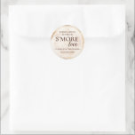 Sticker Rond Rustic Mariage S'mores Love Custom<br><div class="desc">Une faveur mémorable pour votre mariage rustique sont les kits Smores avec des marchmallows, des chocolats et des crackers graham et ces autocollants améliorent cette expérience. Customisez les noms et la date du mariage et enchantez avec les mots "Il y a toujours place pour S'more love". Doté d'un arrière -...</div>
