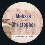 Sticker Rond Rustic Milk<br><div class="desc">sticker mariage avec un thème rustique de campagne. Une vieille boîte de lait rouillé avec du blé et des fleurs roses défraîchies dans l'arrière - plan dressé contre un panneau de bois faible.</div>