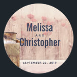 Sticker Rond Rustic Milk<br><div class="desc">sticker mariage avec un thème rustique de campagne. Une vieille boîte de lait rouillé avec du blé et des fleurs roses défraîchies dans l'arrière - plan dressé contre un panneau de bois faible.</div>