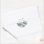 Sticker Rond Rustic Mountain Watercolor Photo Enregistrer la da<br><div class="desc">Aquarelle Rustique Mountain Enregistrer la date Sticker rond classique</div>