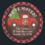 Sticker Rond Rustic Red Christmas Truck Plaid Adresse de déplac<br><div class="desc">Cette étiquette d'adresse de retour rustique présente notre propre camion rouge d'inspiration vintage, portant un sapin de Noël sur un arrière - plan en bois foncé agrémenté de plaid de buffle ! Cliquez sur le bouton personnaliser pour plus de flexibilité dans l'ajout/modification du texte et/ou des graphiques ! Des variantes...</div>