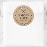 Sticker Rond Rustic S’more Love Mariage Kraft<br><div class="desc">Rustic S’more Love. Ajoutez une touche amusante de couleur et de style unique à votre mariage ou à votre douche nuptiale préférée. Un sac de douche nuptiale est un grand complément à la planification de la fête. Ces sacs uniques seront facilement utilisés comme un cadeau et peuvent servir comme une...</div>
