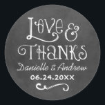 Sticker Rond Rustic Script Love et Merci Chalkboard Mariage<br><div class="desc">Charming chalkboard les stickers de faveur disposent de "Love & Thanks" avec un monogramme de mariage personnalisé en polices de style manuscrit qui ont un aspect craie blanche. Arrière - plan a un aspect rustique en carton noir texturé.</div>