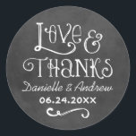 Sticker Rond Rustic Script Love et Merci Chalkboard Mariage<br><div class="desc">Charming chalkboard les stickers de faveur disposent de "Love & Thanks" avec un monogramme de mariage personnalisé en polices de style manuscrit qui ont un aspect craie blanche. Arrière - plan a un aspect rustique en carton noir texturé.</div>