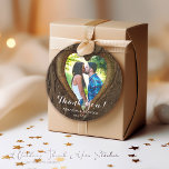 Sticker Rond Rustic Wood Heart Photo Mariage Merci<br><div class="desc">Ces autocollants de coeur de bois rustique vous permettront d'ajouter une touche personnelle à votre don après votre occasion spéciale! Conçus par Mylini Design, ces autocollants offrent un style rustique unique qui est simplement imprégné d'amour. Chaque autocollant présente une toile de fond à grains de bois en forme de coeur,...</div>