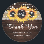 Sticker Rond Rustique Chic Bois Burlap et dentelle Tournesol<br><div class="desc">Coutume rustique bois de campagne et tournesol mariage préférez autocollants/enveloppes scellés idéal pour votre pays rustique, ou grange mariage inspiré par tournesol fleurs. Objets correspondants disponibles pour ces mariages de tournesol rustique merci les autocollants représentant des fleurs de tournesol sur un arrière - plan en bois de grange orné de...</div>