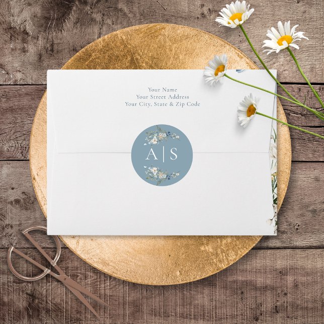Sticker Rond Rustique Dusty Blue Fleurs sauvages & Daisy Mariag (Rustic Dusty Blue Wildflowers & Daisies Wedding Invitation Stickers)