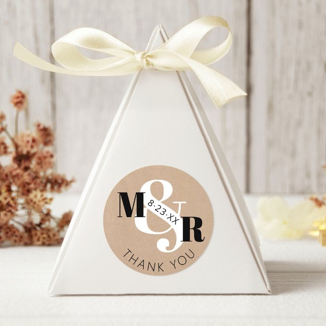 Sticker Rond Rustique Kraft Ampersand Monogramme Mariage Merci (Rustic kraft modern black and white ampersand classy wedding guest gift favor tag thank you sticker)