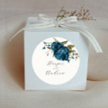 Sticker Rond Rustique Marine Blue Floral Mariage Faveur<br><div class="desc">Le thème floral rustique favorise autocollant avec aquarelle illustration de fleurs bleu marine violet avec verdure.</div>